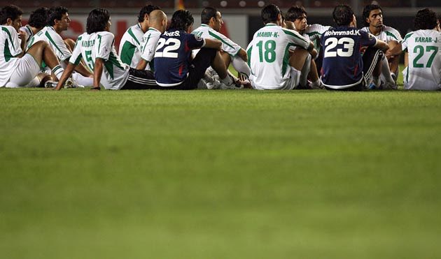 Un pallone rotola su un campo&nbsp;minato