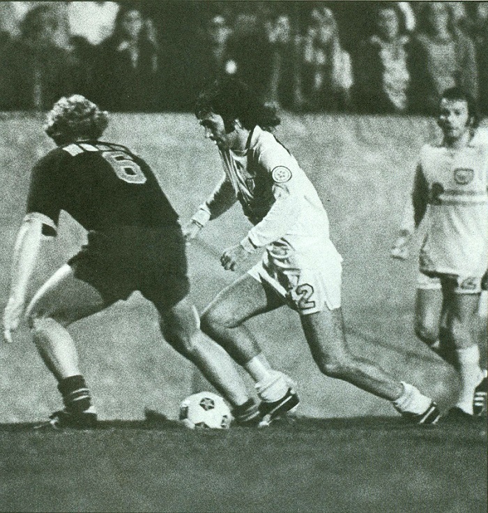 Thunder 76 Road Back Bobby Moore, Aztecs