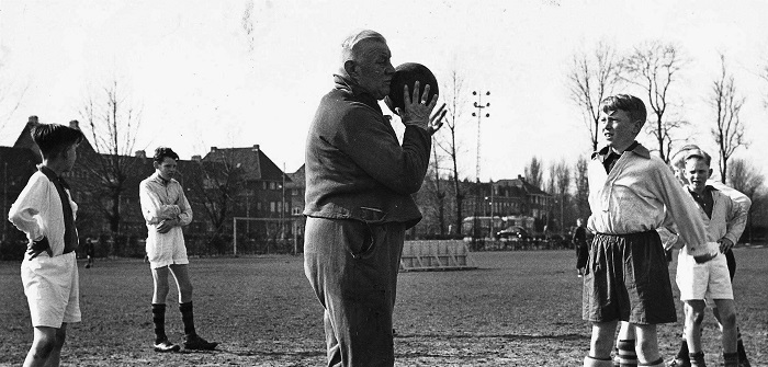 11-ajax-trainer-jack-reynolds-tot-jaren-50-gekocht-via-het-parool