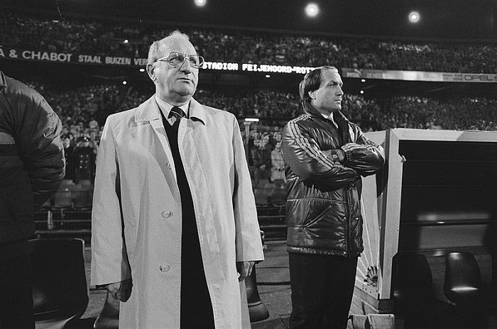 800px-Nederland_tegen_Hongarije_1-2_trainers_Kees_Rijvers_(l)_en_Dick_Advocaat,_Bestanddeelnr_933-1192