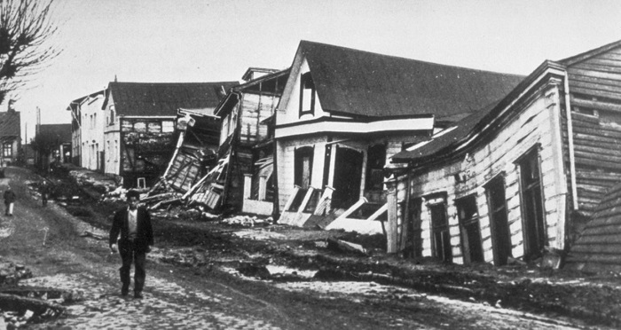 1280px-Valdivia_after_earthquake,_1960