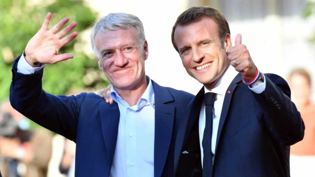 Il pallone nelle mani di&nbsp;Macron