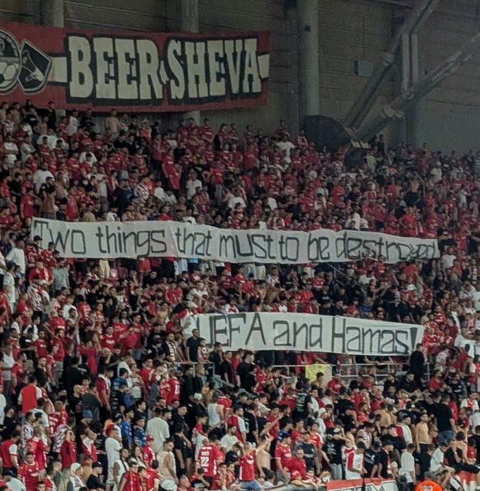 Lo striscione degli ultras dell'Hapoel Be'er Sheva contro la UEFA e Hamas