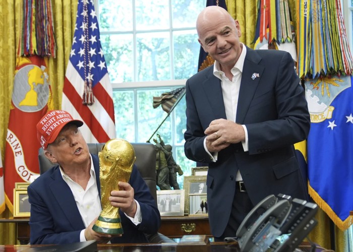 Donald Trump e Gianni Infantino con la Coppa del Mondo